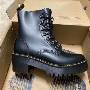 LEONA  LEATHER HEELED BOOTS Dr Martens
